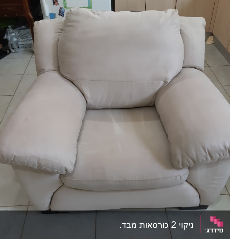 כורסה בהירה על רצפת אריחים במטבח